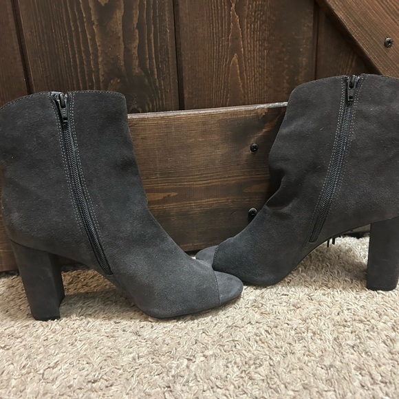 Gianni Bini Gray Suede Peep Toe Heeled Fringe Booties Size 9 - Picture 6 of 11